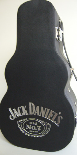 Jack Daniels 0,7 v kytaře 935,-