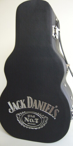 Jack Daniels 0,7 v kytaře 999,-