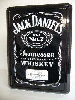 Jack Daniels 0,7 v plechové kazetě 700,-